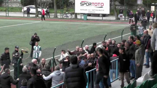 Sahadaki arbede tribünlere de sıçradı