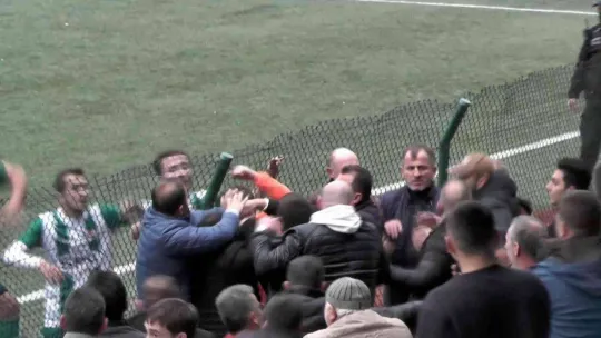 Sahadaki arbede tribünlere de sıçradı