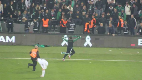 Sahaya atlayıp ortalığı karıştırmıştı, özür diledi