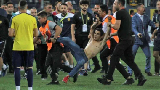 Sahaya giren taraftar, Beşiktaşlı oyunculara saldırdı