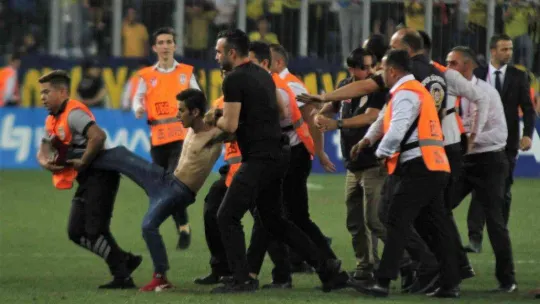 Sahaya giren taraftar, Beşiktaşlı oyunculara saldırdı