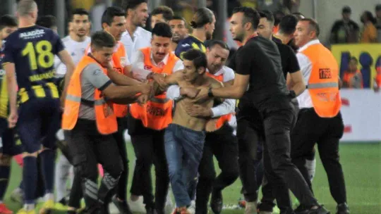 Sahaya giren taraftar, Beşiktaşlı oyunculara saldırdı