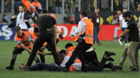 Sahaya giren taraftar, Beşiktaşlı oyunculara saldırdı