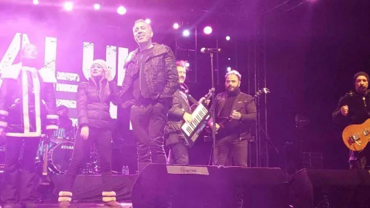 Sahnede üşüyen Haluk Levent elleri cebinde konser verdi