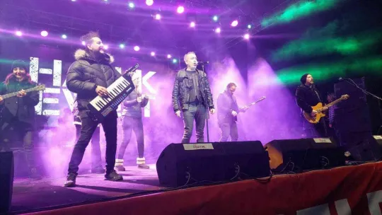 Sahnede üşüyen Haluk Levent elleri cebinde konser verdi