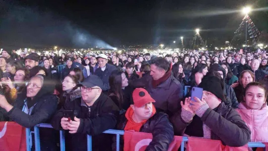Sahnede üşüyen Haluk Levent elleri cebinde konser verdi