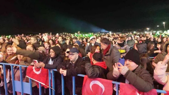 Sahnede üşüyen Haluk Levent elleri cebinde konser verdi