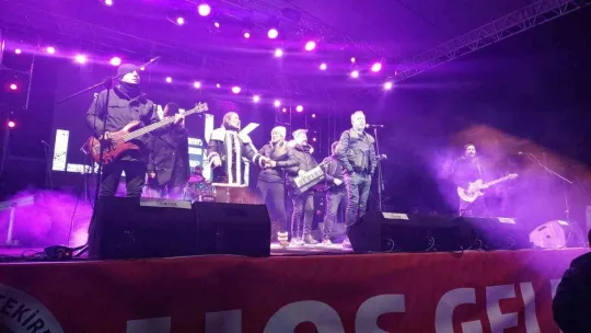 Sahnede üşüyen Haluk Levent elleri cebinde konser verdi