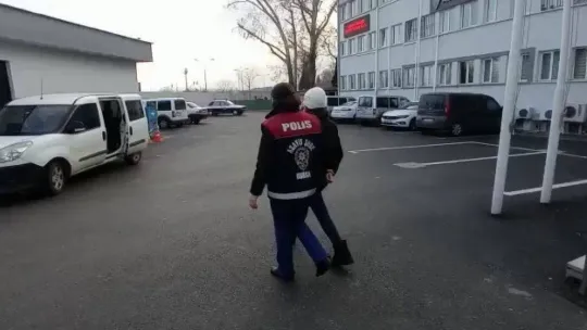 Sahte bilezik satarak sırra kadem bastı, tekrar gelince yakalandı
