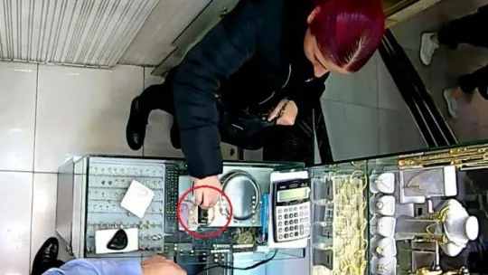 Sahte bilezik satarak sırra kadem bastı, tekrar gelince yakalandı