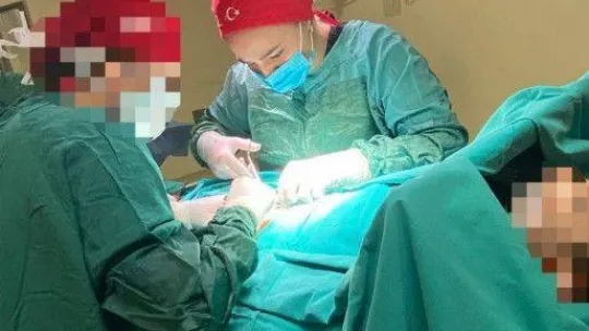 Sahte doktorun ameliyat masasında fotoğrafı çıktı: Her şey ailesine yalan söylemekle başlamış