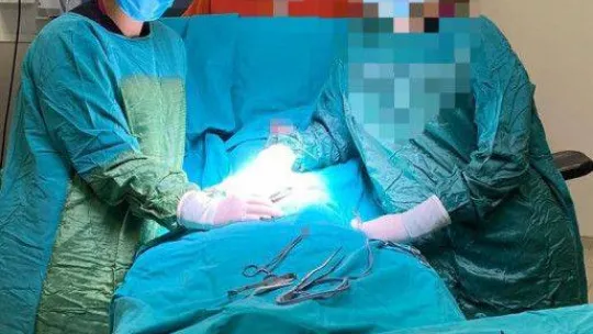 Sahte doktorun ameliyat masasında fotoğrafı çıktı: Her şey ailesine yalan söylemekle başlamış