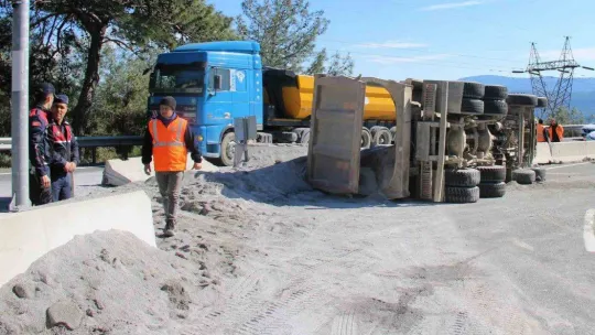 Sakar rampasında kum yüklü kamyon devrildi