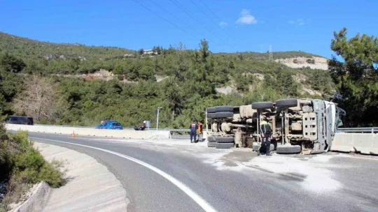 Sakar rampasında kum yüklü kamyon devrildi