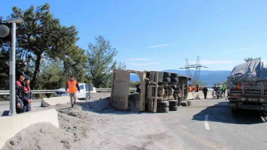Sakar rampasında kum yüklü kamyon devrildi