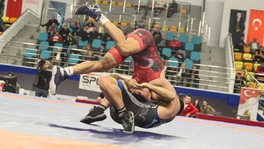 Sakarya Büyükşehir'in güreşçileri Ankara'da mindere çıktı