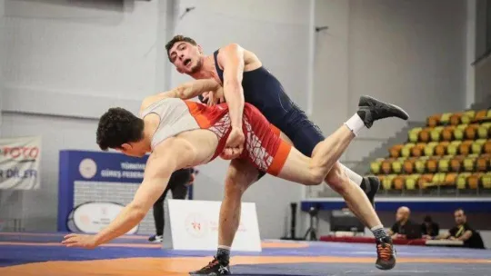 Sakarya Büyükşehir'in güreşçileri Ankara'da mindere çıktı