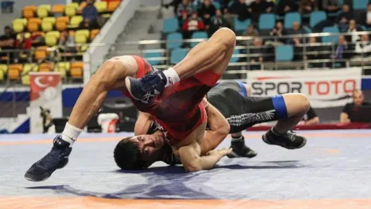 Sakarya Büyükşehir'in güreşçileri Ankara'da mindere çıktı