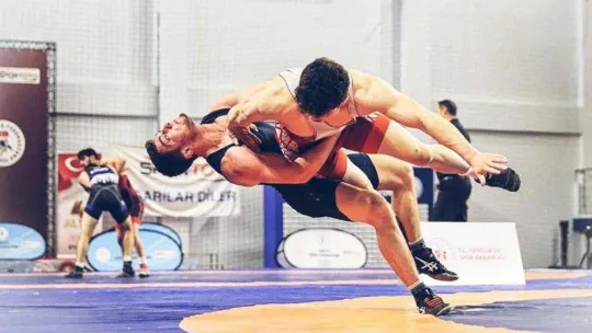 Sakarya Büyükşehir'in güreşçileri Ankara'da mindere çıktı