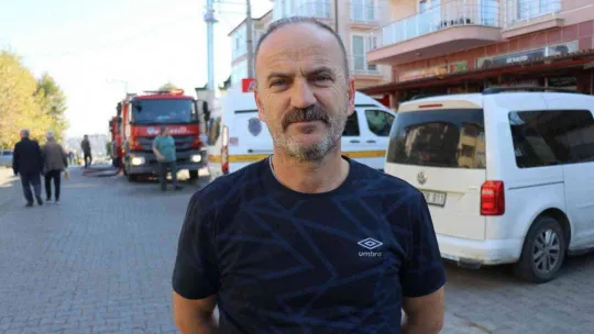 Sakarya'da 3 katlı binanın çatı katı yandı, ekiplerin müdahalesi havadan görüntülendi