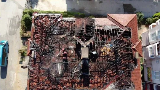 Sakarya'da 3 katlı binanın çatı katı yandı, ekiplerin müdahalesi havadan görüntülendi