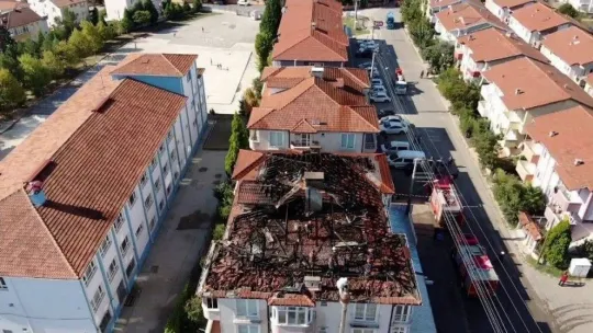 Sakarya'da 3 katlı binanın çatı katı yandı, ekiplerin müdahalesi havadan görüntülendi