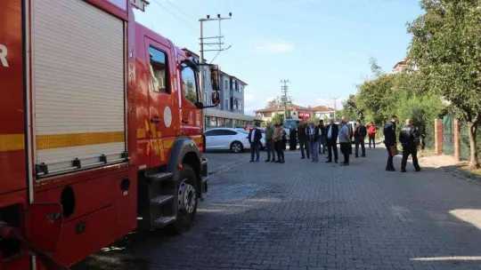 Sakarya'da 3 katlı binanın çatı katı yandı, ekiplerin müdahalesi havadan görüntülendi