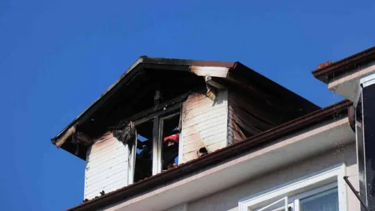 Sakarya'da 3 katlı binanın çatı katı yandı, ekiplerin müdahalesi havadan görüntülendi