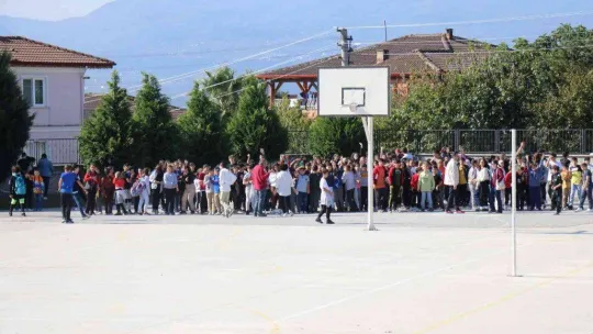 Sakarya'da 3 katlı binanın çatı katı yandı, ekiplerin müdahalesi havadan görüntülendi