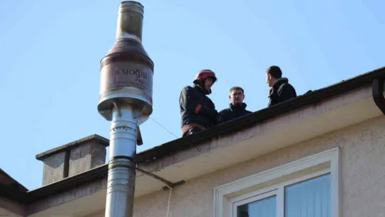 Sakarya'da 3 katlı binanın çatı katı yandı, ekiplerin müdahalesi havadan görüntülendi