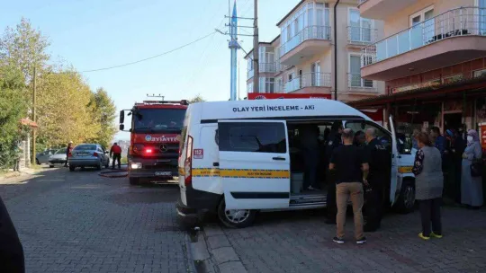 Sakarya'da 3 katlı binanın çatı katı yandı, ekiplerin müdahalesi havadan görüntülendi