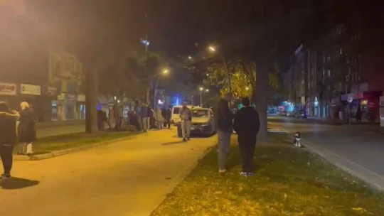 Sakarya'da deprem anı güvenlik kamerasına yansıdı