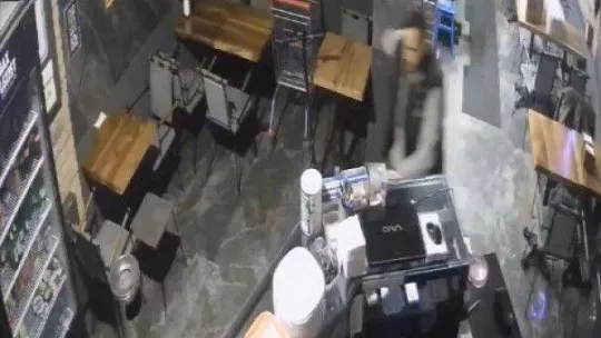 Sakarya'da deprem anı güvenlik kamerasına yansıdı