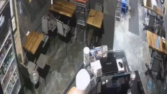 Sakarya'da deprem anı güvenlik kamerasına yansıdı