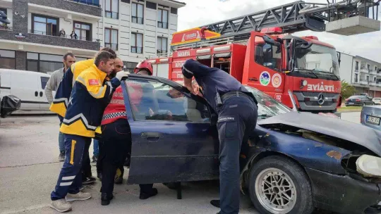 Sakarya'da iki otomobil çarpıştı: 2 yaralı