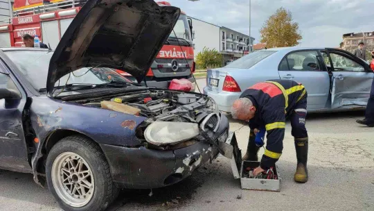 Sakarya'da iki otomobil çarpıştı: 2 yaralı