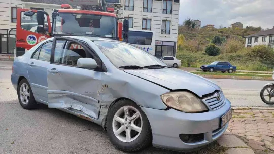 Sakarya'da iki otomobil çarpıştı: 2 yaralı