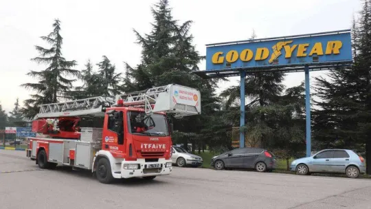 Sakarya'da lastik fabrikasında korkutan yangın