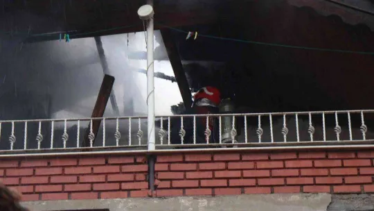 Sakarya'da mahalleliyi sokağa döken yangın: Ekipler seferber oldu