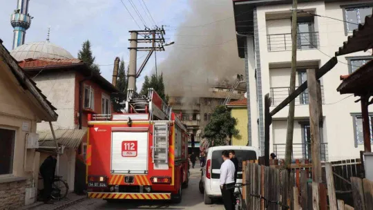 Sakarya'da mahalleliyi sokağa döken yangın: Ekipler seferber oldu