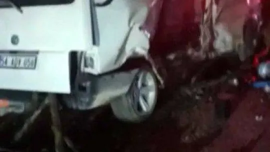 Sakarya'da minibüs ile otomobil çarpıştı: 5 yaralı