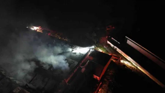 Sakarya'da sünger fabrikasındaki yangın kontrol altına alındı