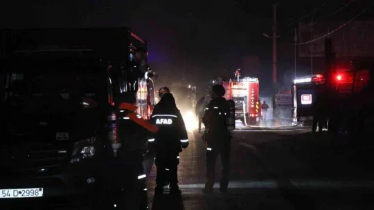 Sakarya'da sünger fabrikasındaki yangın kontrol altına alındı