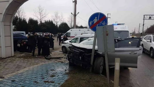 Sakarya'da üç aracın karıştığı trafik kazasında 7 kişi yaralandı