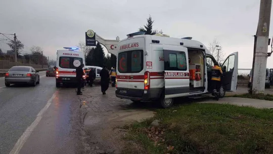 Sakarya'da üç aracın karıştığı trafik kazasında 7 kişi yaralandı