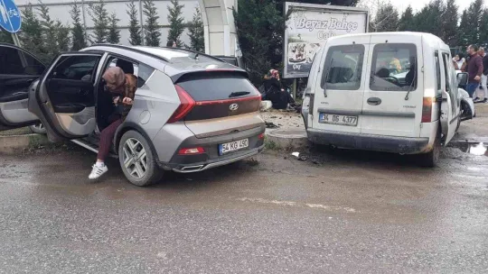 Sakarya'da üç aracın karıştığı trafik kazasında 7 kişi yaralandı