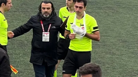 Sakatlanan hakem elinde bandajla maçı yönetti