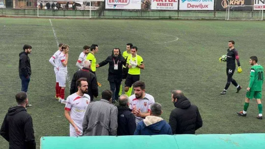 Sakatlanan hakem elinde bandajla maçı yönetti