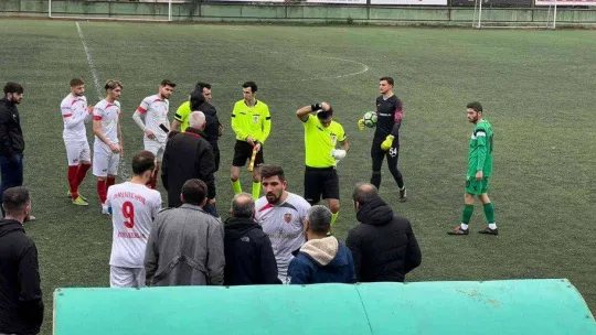 Sakatlanan hakem elinde bandajla maçı yönetti