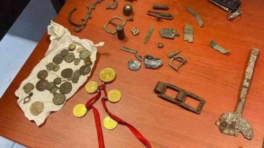 Saklanan tarihi eser kaçakçılarını, sahte plakalı araç ele verdi